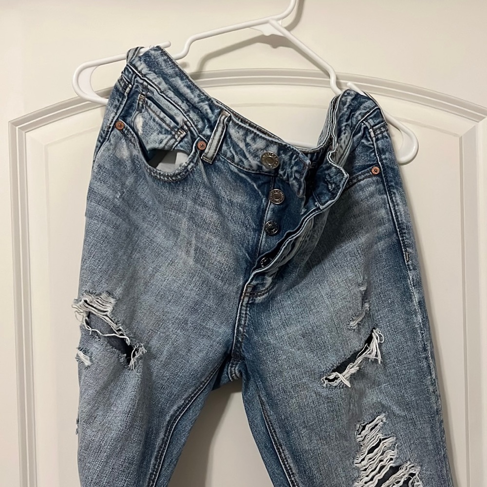 Size 10 American Eagle Lightwash Tomgirl Jeans